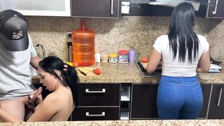 Hijastras Hermosas de 18 Años Cocinando Porque Deben de Darles de Comer a su Padrastro