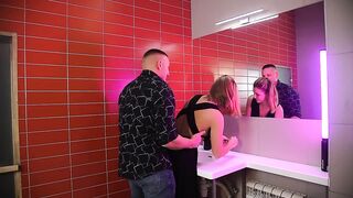 FUCKED HOT BABE IN THE PUBLIC TOILET IN THE BAR! UNEXPECTED CREAMPIE