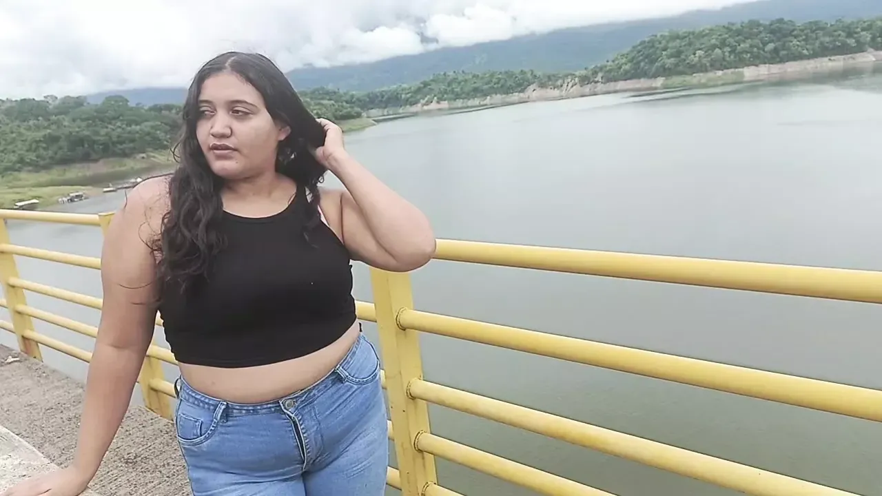Desi Girl is Abandoned by Her Boyfriend Has Sex with the Delivery