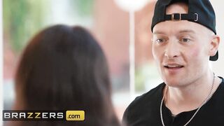 BRAZZERS - Sexy Chef Hayley Davies Should Be Focused On Work But She Prefers To Focus On Zac's Cock