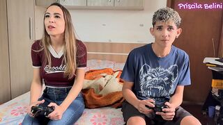 Gozei gostoso sentando no pau do meu meio irmão quando minha madrasta saiu (completo no RED)