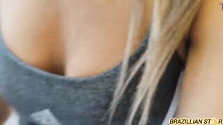 A novinha completou 18 anos e chamou o amigo pra tirar a virgindade dela no meio do mato