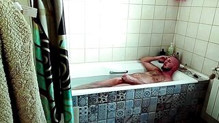 Мачеха зашла в ванную когда я дрочил