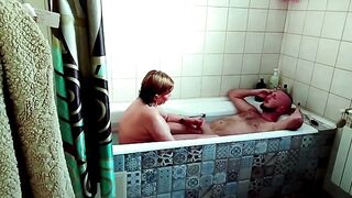 Мачеха зашла в ванную когда я дрочил