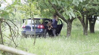 Ce voyeur lui plait, elle fait l amour avec lui dans sa voiture. Sexe et voyeurisme.