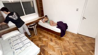 Sexo con compañera de cuarto que conocí en el Hostel… ft Abril Diseli
