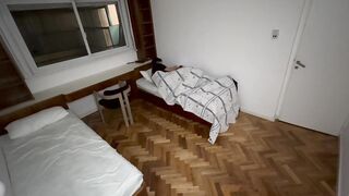 Sexo con compañera de cuarto que conocí en el Hostel… ft Abril Diseli