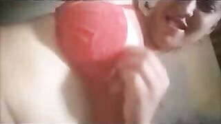 Novinha precisa de rola pra parar de bater siririca