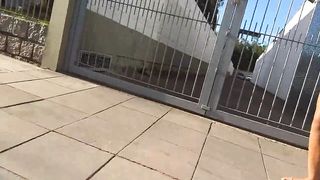 duas putinhas passeando e uma mostrando a bunda