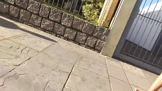 duas putinhas passeando e uma mostrando a bunda