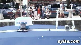 2 lesbiennes exhib avec godes et strapon au port public