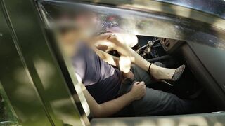 Elle invite ce voyeur dans sa voiture, il s en souviendra toute sa vie.