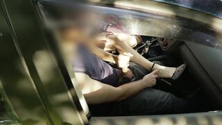 Elle invite ce voyeur dans sa voiture, il s en souviendra toute sa vie.