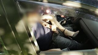 Elle invite ce voyeur dans sa voiture, il s en souviendra toute sa vie.