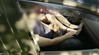 Elle invite ce voyeur dans sa voiture, il s en souviendra toute sa vie.