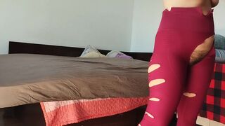 Une femme amateur s'amuse à essayer des vêtements et à les couper. Une femme amateur danse nue dans