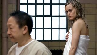 Taylor Schilling, Laura Prepon - Orange Is the New Black 