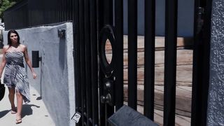 Dyke MILF Makayla Cox enjoys lesbian duo with teen Izzy Bell