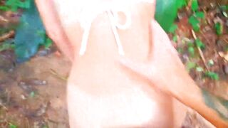 Risky handjob for hottie on the beach trail!