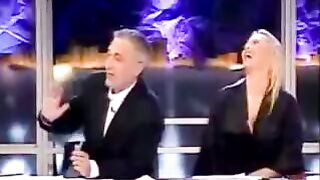 Celia Blanco besa a chica en cronicas marcianas