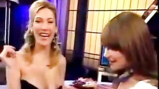 Celia Blanco besa a chica en cronicas marcianas