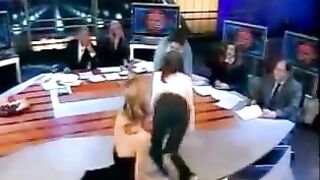 Celia Blanco besa a chica en cronicas marcianas