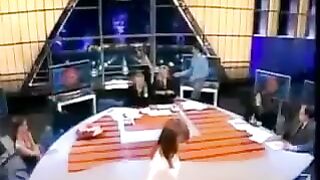 Celia Blanco besa a chica en cronicas marcianas