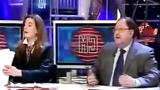 Celia Blanco besa a chica en cronicas marcianas