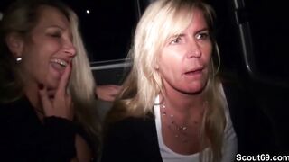 Zwei notgeile MILFs ficken im Taxi und werden gefilmt