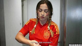 Une Supportrice Espagnole Au Gros Cul Baisée En Anal Et DP Dans Un Parking Après Le Match De Foot !!