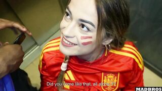 Une Supportrice Espagnole Au Gros Cul Baisée En Anal Et DP Dans Un Parking Après Le Match De Foot !!