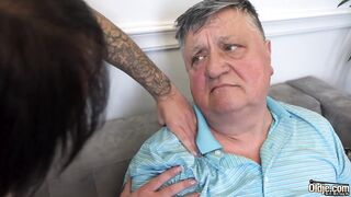 Gorgeous nymphet helps old guy relax and gets her pussy licked in reward