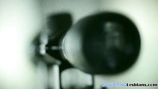 Trimmed squirting dyke eats tight pussy 
