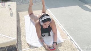 Yiny leon big booty oiled up