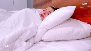 Hermanastra se mete a mi cama asustada por ruidos extraños - Danner Mendez y Salome Gil