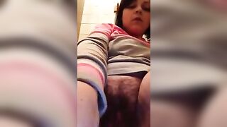 napoletana si masturba in bagno 