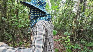 A Thai girl was walking around the forest bragging about picking mu and suddenly had to pee. Thai audio 4K