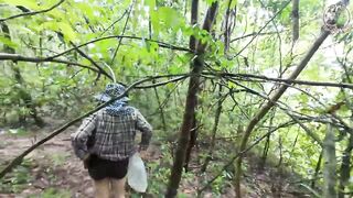 A Thai girl was walking around the forest bragging about picking mu and suddenly had to pee. Thai audio 4K
