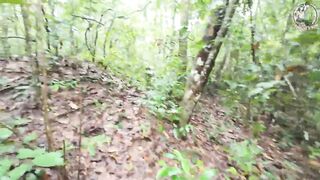 A Thai girl was walking around the forest bragging about picking mu and suddenly had to pee. Thai audio 4K