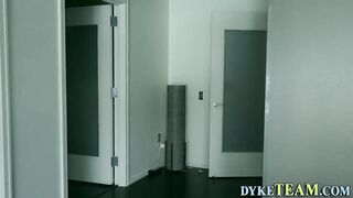 Domina strapon fucks les