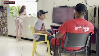 Gostosa mulher de sapatao deixa o marido sair pra ficar com o amigo dela