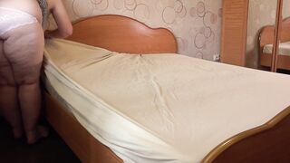 A older wife masturbates in white pants during the time that cleaning, and a home camera watches her. Large booty, unshaved vagina, pretty breasts and an appetizing figure behind the scenes.