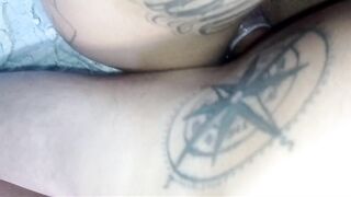 Massagem em bela jovem, acaba ficando quente e eles acabam de beijando e se pegando