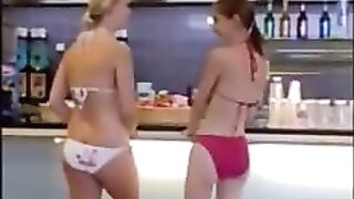 2 Megageile Schlampen im Schwimmbad