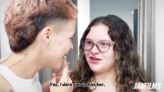 QUIERES QUE TE AYUDE? La plomera se me insinuó y termino chupándome el cliptoris