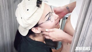 QUIERES QUE TE AYUDE? La plomera se me insinuó y termino chupándome el cliptoris