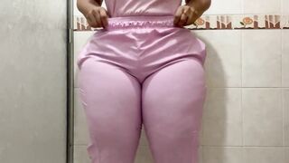 Camera records gorgeous squirts in the clinic bath