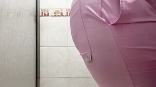 Camera records gorgeous squirts in the clinic bath