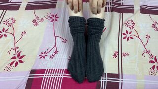 Cutie in gray lengthy socks on her legs fondles herself in daybed