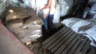 baise avec ma demi-soeur dans une ferme au bord de la route (presque attrapés)